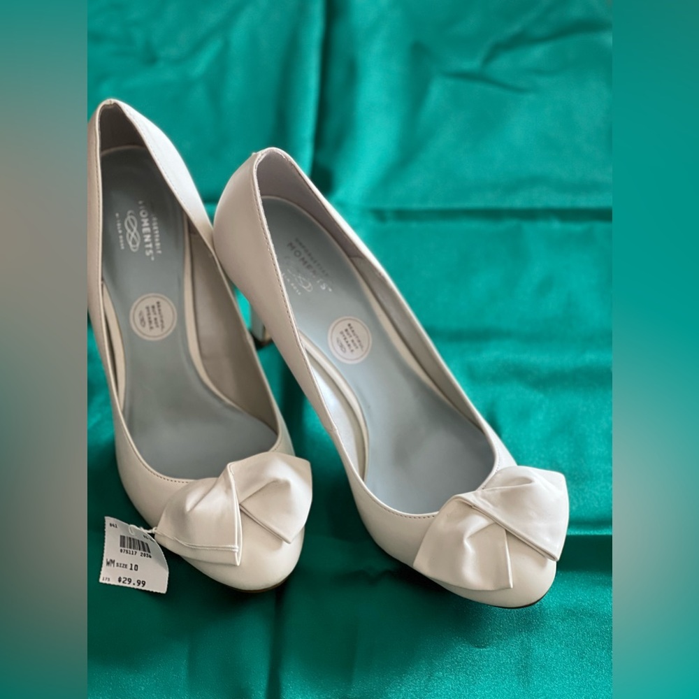 Women’s heeled dress shoes by Lela Rose, never worn.